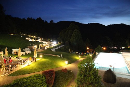 Nočný pohľad na areál hotela Sitno