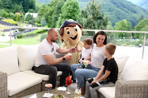 Maskot Kopko s rodinou na terase reštaurácie Á la carte