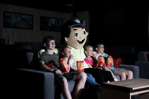 Maskot Kopko s deťmi v hotelovej kinosále MediaTro