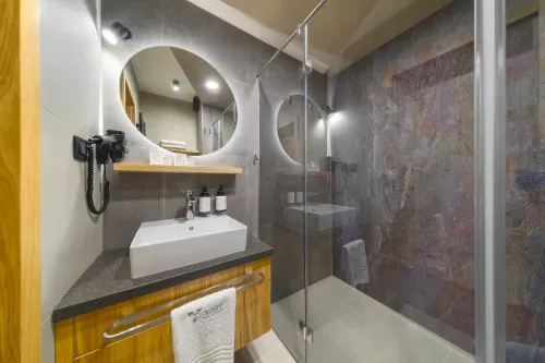 Kúpeľňa so sprchovým kútom v business apartmáne