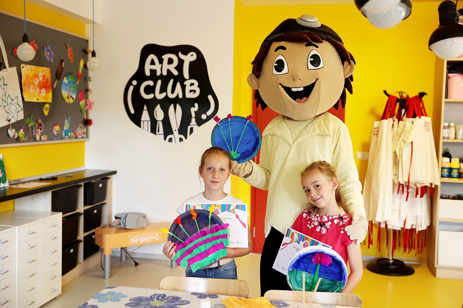 Maskot Kopko s deťmi v kreatívnom štúdiu Art Club