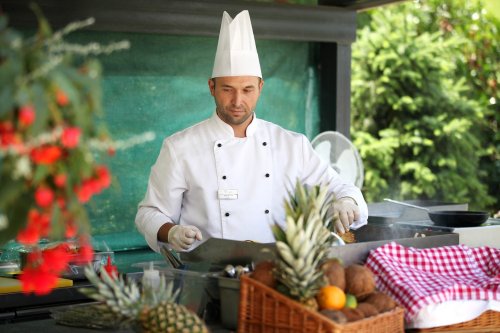 Kuchár vo vonkajšej kuchyni na terase Promenade reštaurácie