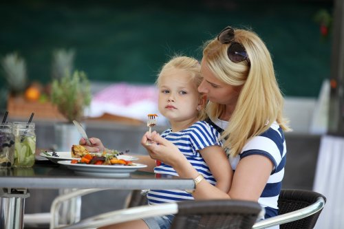 Rodinný obed na terase Promenade reštaurácie