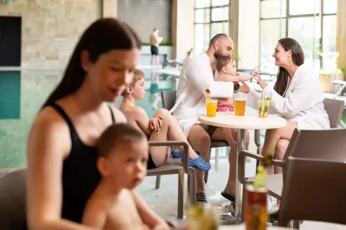 Rodinné posedenie pri bare v bazénovom svete 4 Elements Aqua 