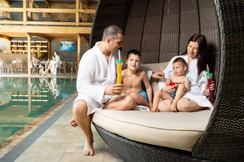 Rodinné posedenie pri vnútornom bazéne v Pool & Active zone 