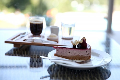 Káva a koláč na terase Promenade reštaurácie