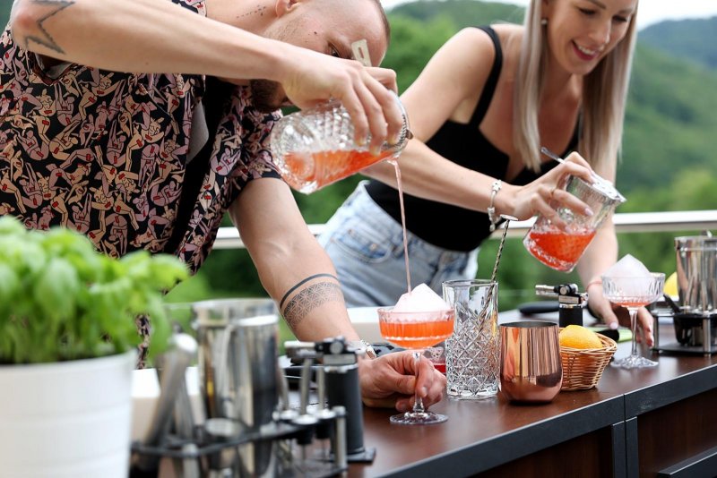 Kurz miešaných drinkov na terase Promenade reštaurácie