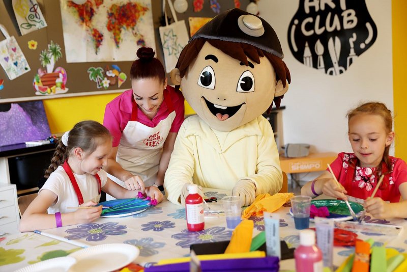 Maskot Kopko s deťmi v kreatívnom štúdiu Art Club