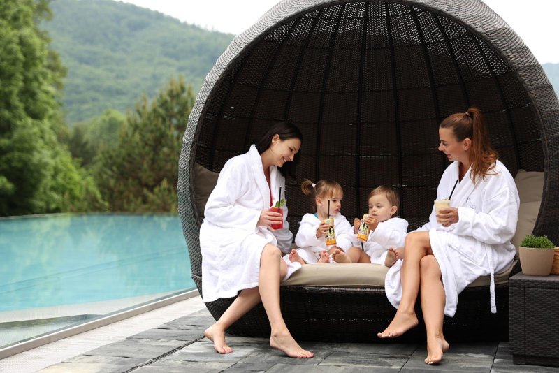 Rodinné posedenie pri vonkajšom bazéne v areáli hotela Sitno