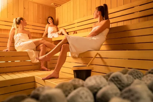 Ľudia v suchej saune vo Wellness & Relax zone 